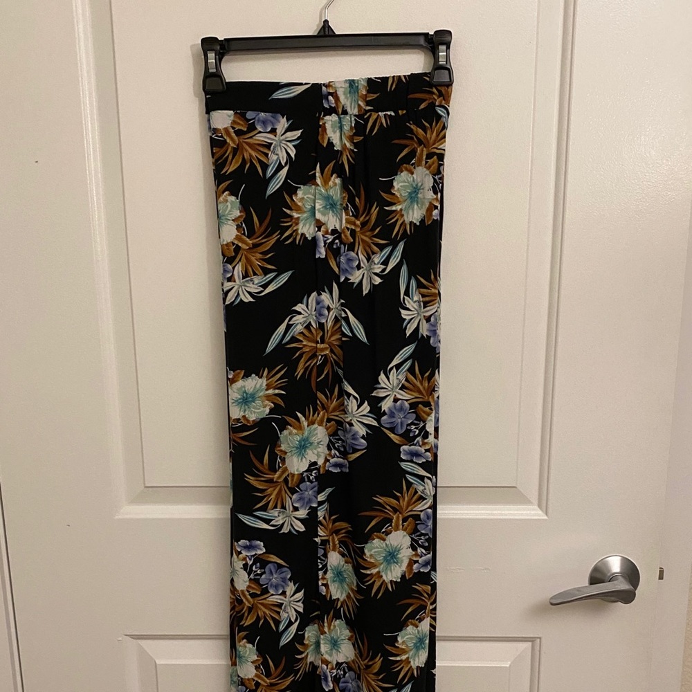 Beautiful wide leg floral pants. Size small - Picture 4 of 7